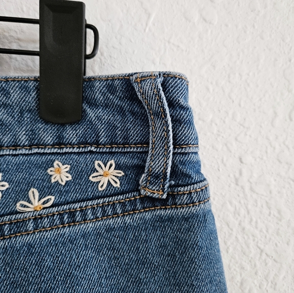 Embroidered Size 8 Straight leg Wild Fable Jeans. Like new! - Picture 4 of 9